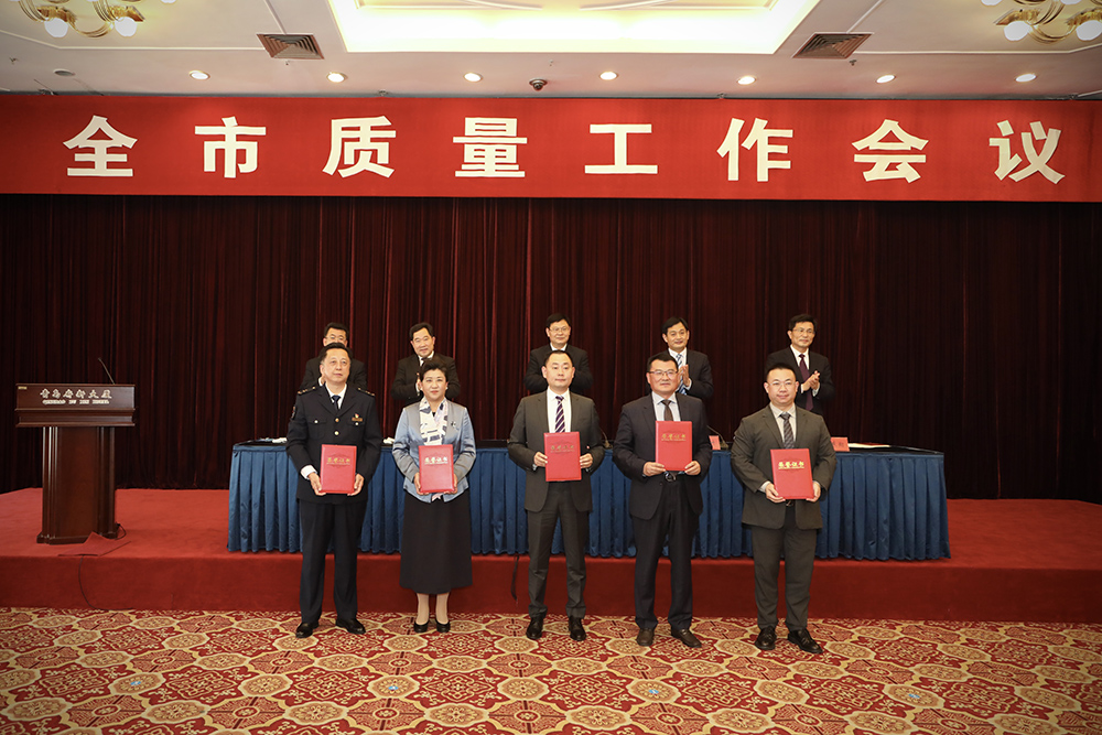 2海大生物集團創(chuàng)始人、董事長單俊偉（右二）上臺領(lǐng)獎.jpg